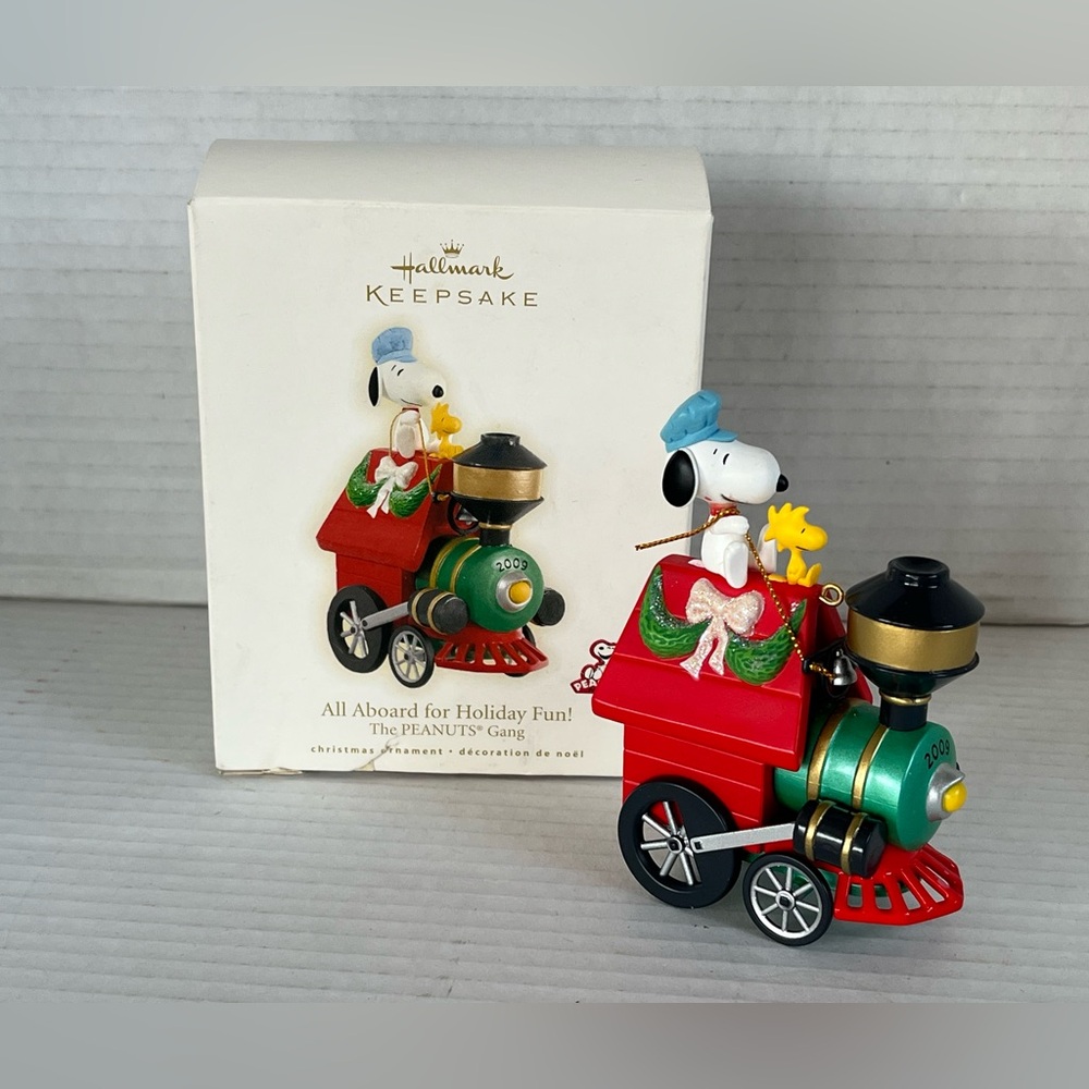 Hallmark 2009 Peanuts Snoopy Ornament ALL ABOARD FOR HOLIDAY FUN